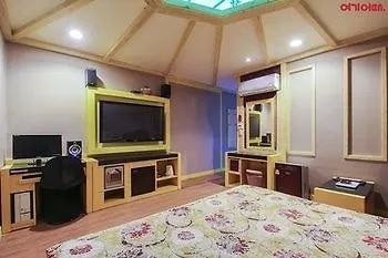 Show Hotel Busan 2*,