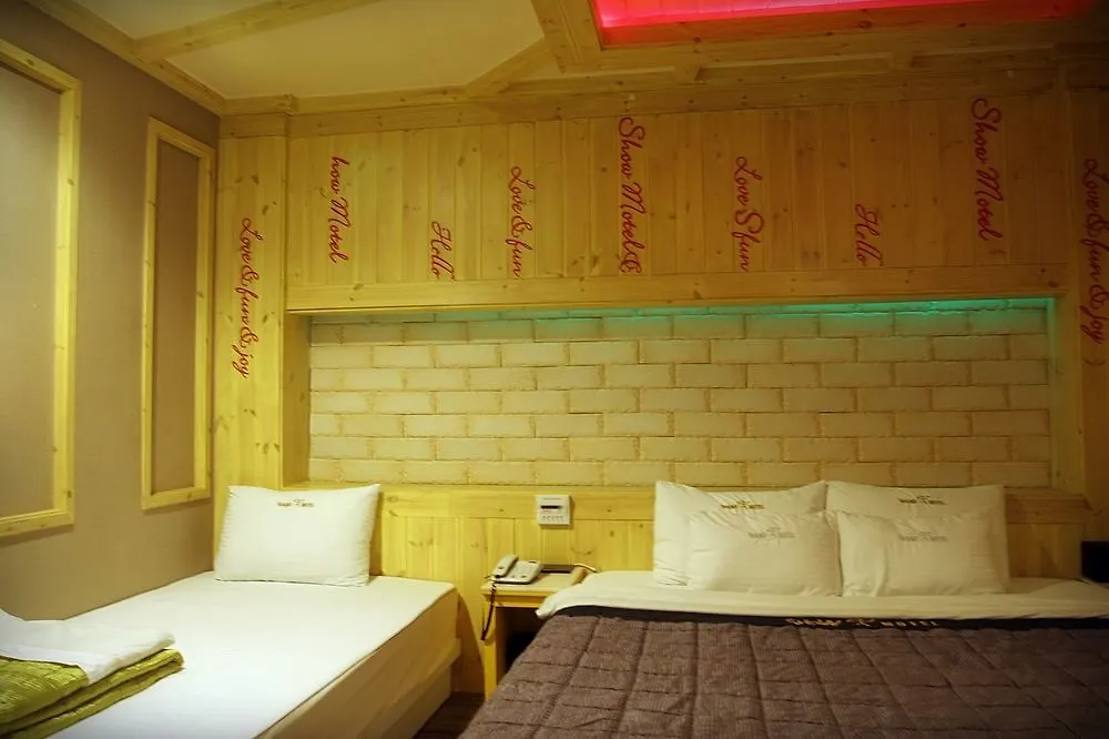 Show Hotel Busan 2*,